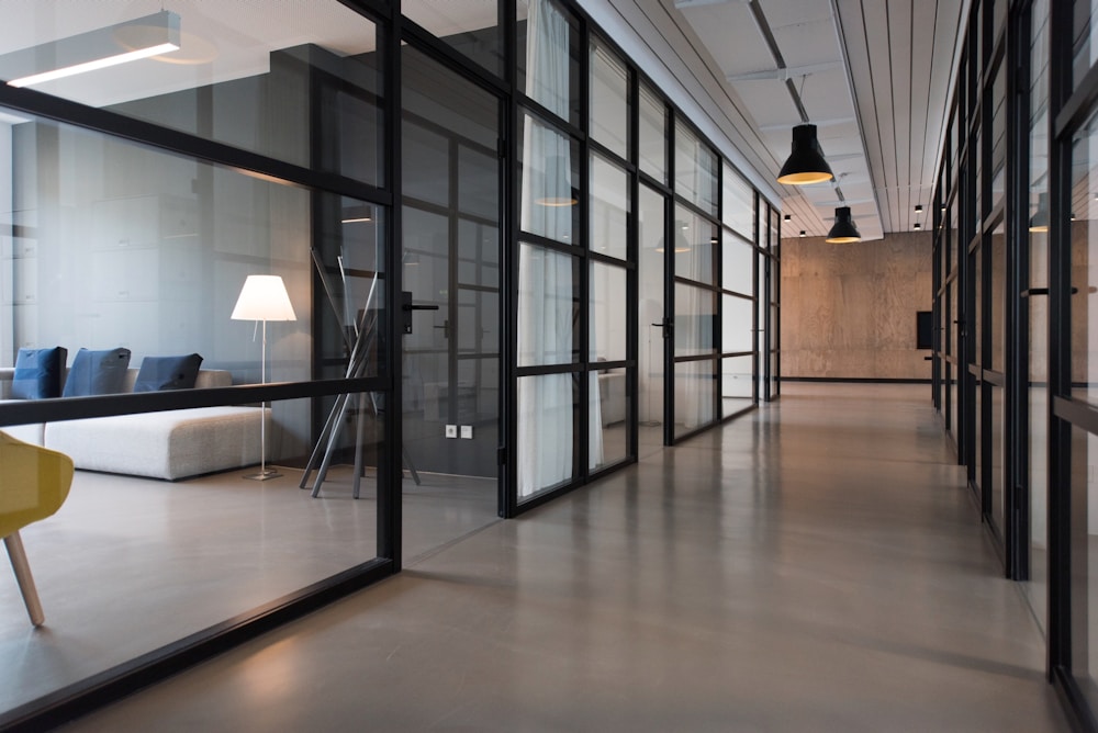Ufficio contemporaneo con pareti vetrate e luce naturale