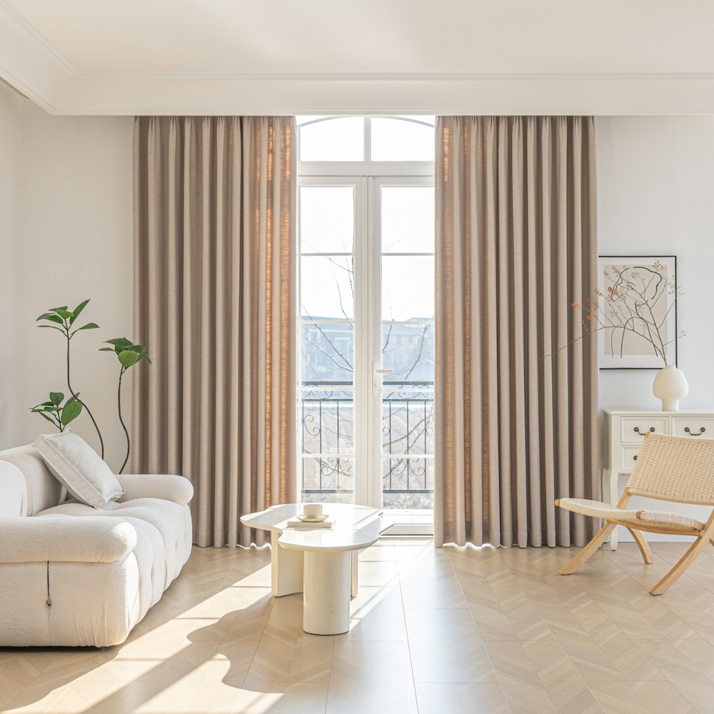 Living residenziale con toni neutri e materiali naturali