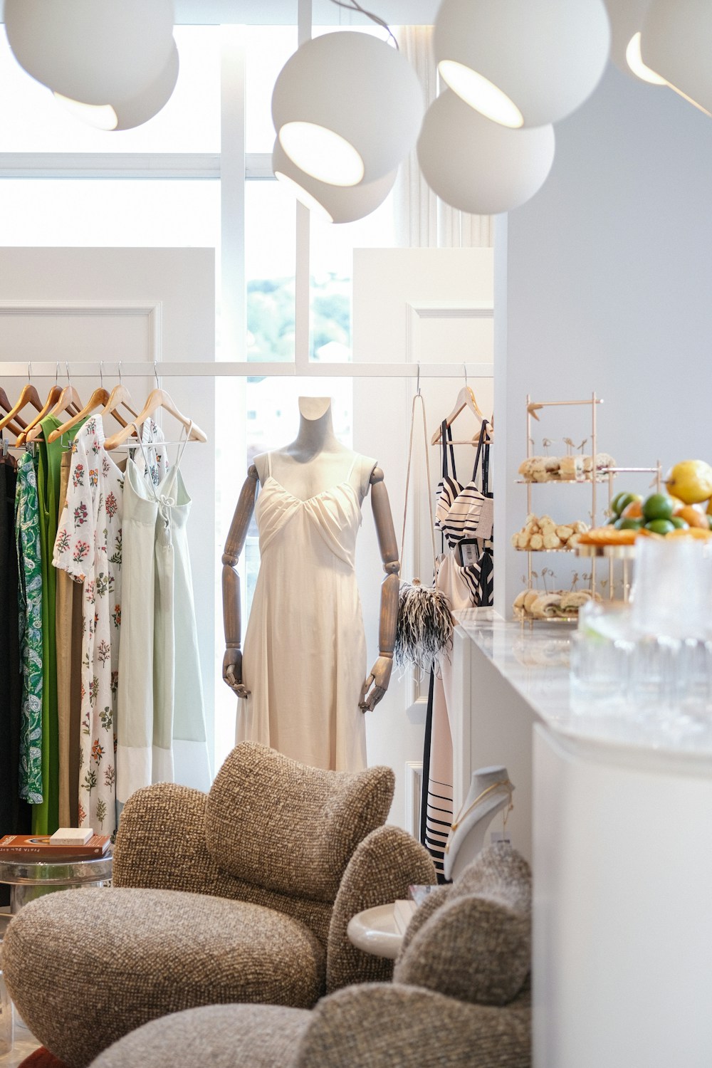 Boutique luminosa con espositori e arredi su misura